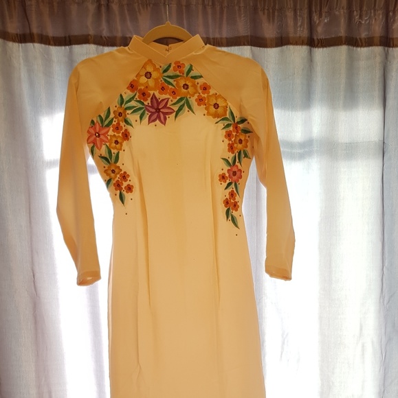 Vietnamese traditional dress - Picture 1 of 6